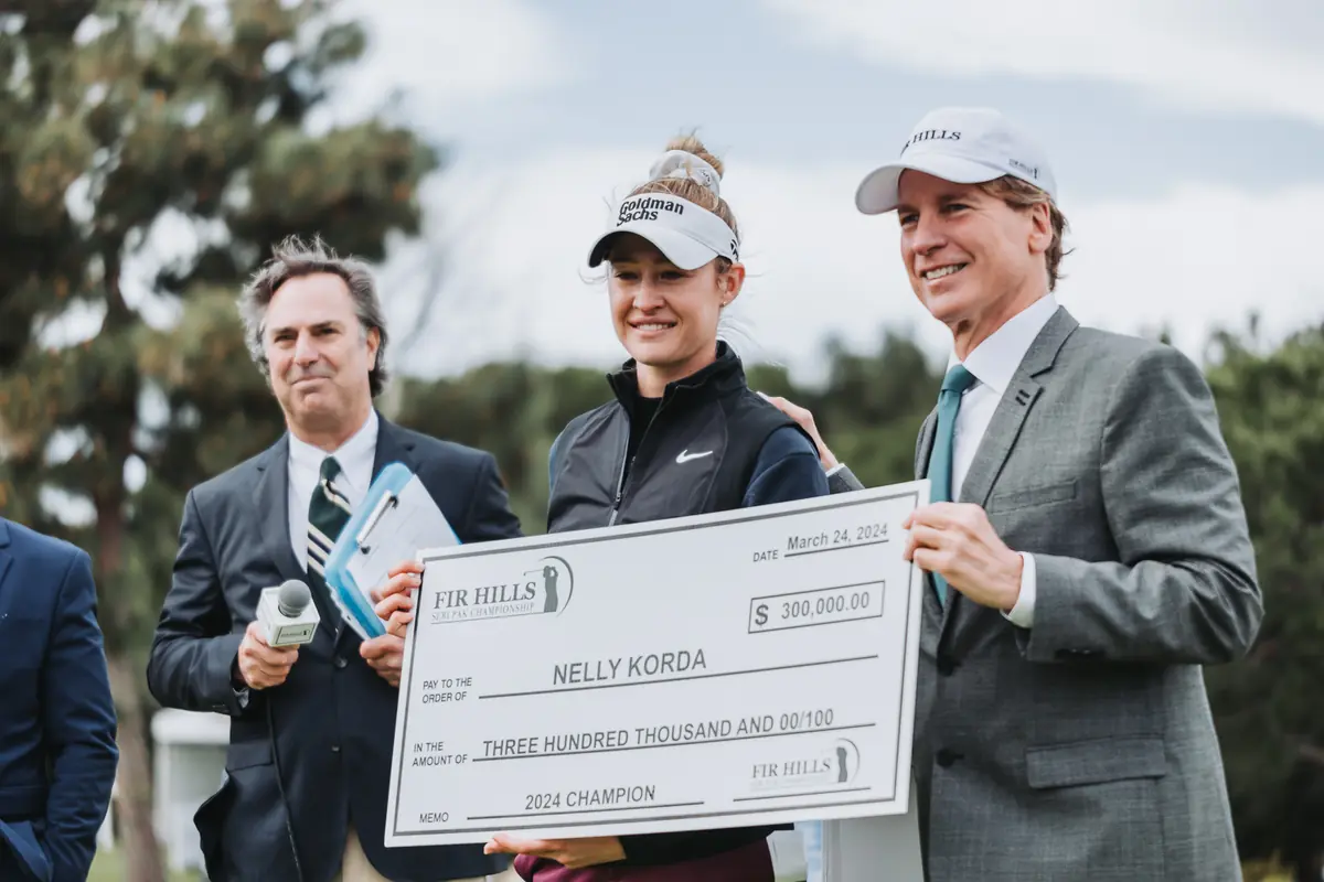 Nelly Korda presented with the oversized winner's cheque for three hundred thousand dollars as 2024 champion of the Fir Hills Seri Pak Championship